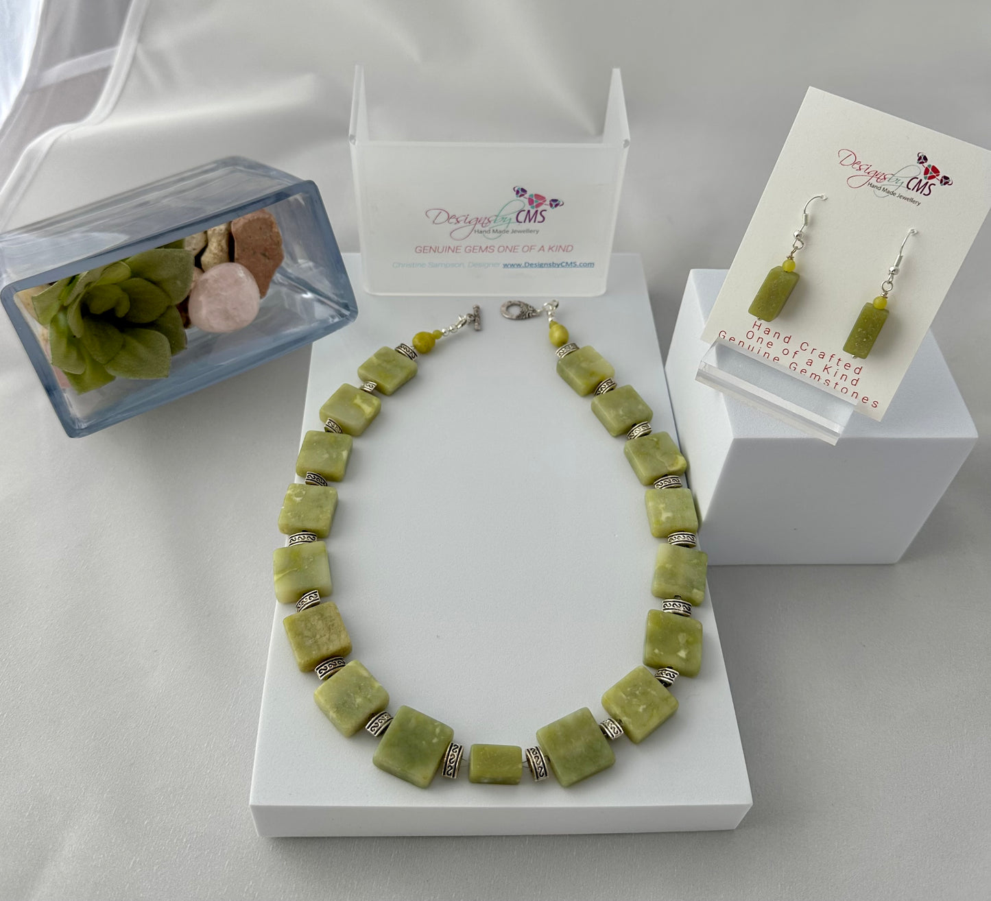 CATIVATING AND TIMELESS JEWELS OF THE NECK