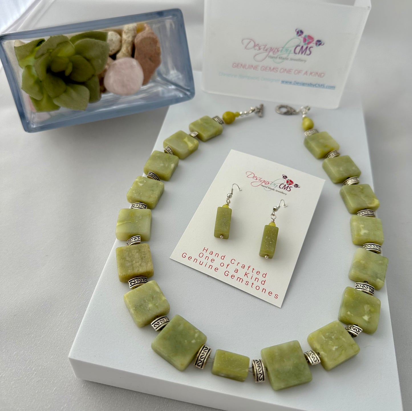 CATIVATING AND TIMELESS JEWELS OF THE NECK