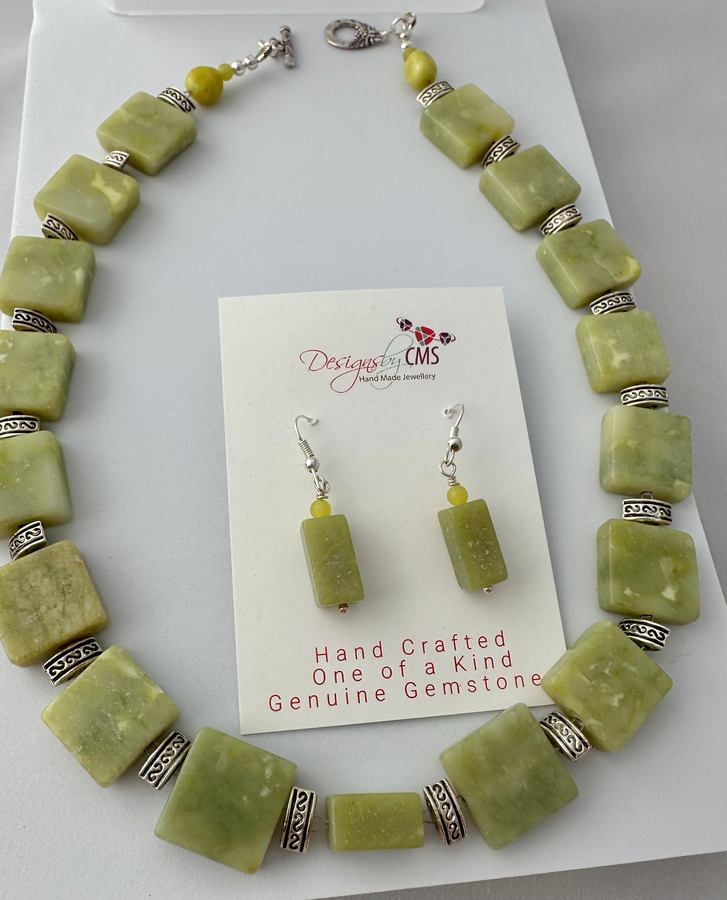 CATIVATING AND TIMELESS JEWELS OF THE NECK