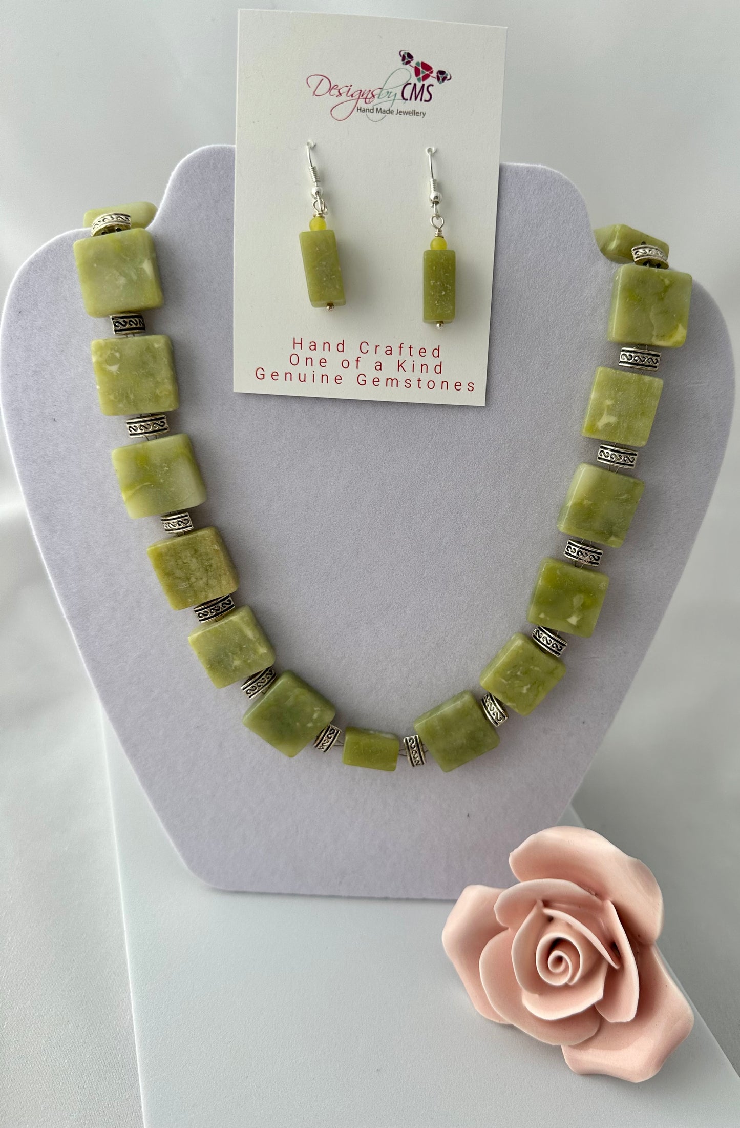 CATIVATING AND TIMELESS JEWELS OF THE NECK