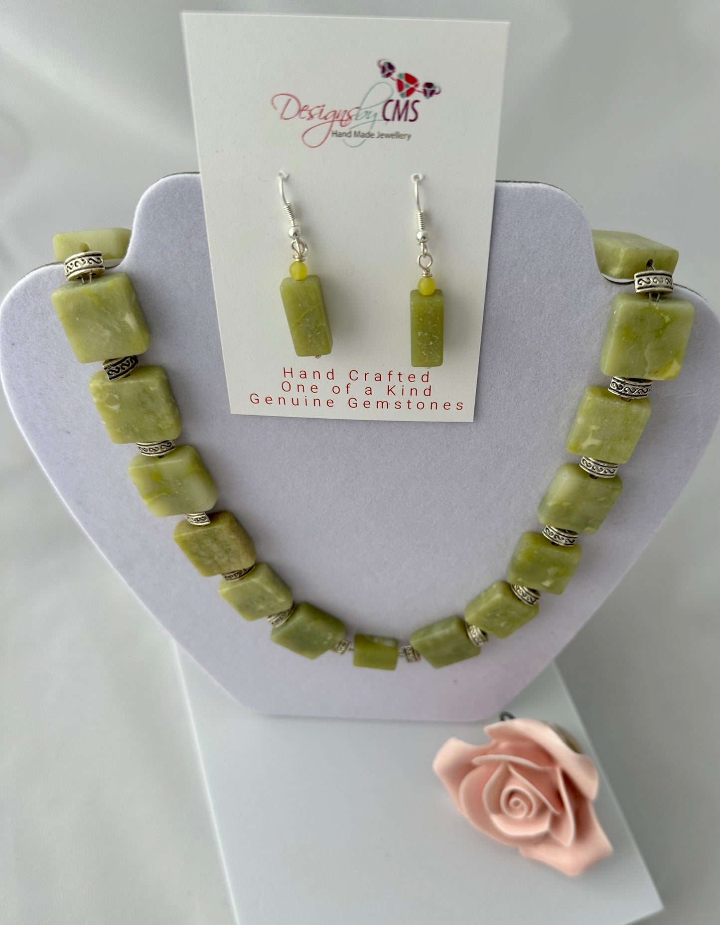 CATIVATING AND TIMELESS JEWELS OF THE NECK