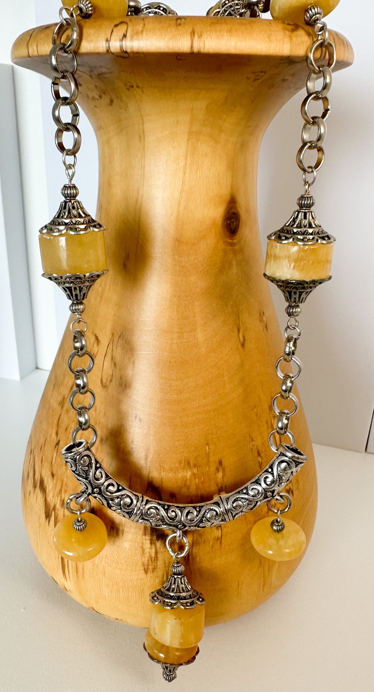 GOLDEN MOMENTS. EMBRACE THE WARMTH OF HONEY JADE